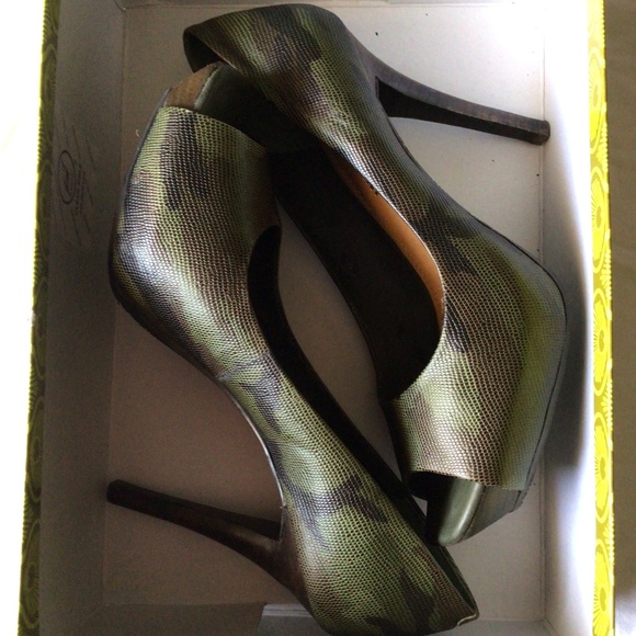 Gianni Bini Shoes - Brand new with box Gianni Bini camo combat green 7M